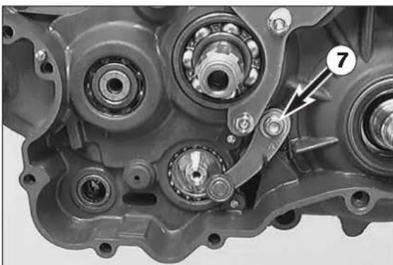 KTM 300 MXC (2002) - Dismounting of the shift lock - 2