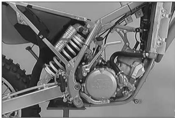 KTM 300 MXC (2002) - Dismounting the engine - 8