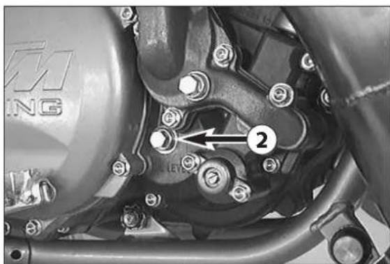 KTM 300 MXC (2002) - Dismounting the engine - 10