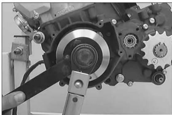 KTM 300 MXC (2002) - Mounting the ignition (Kokusan) - 2