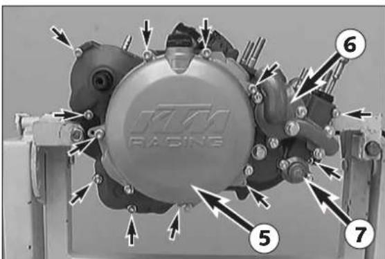 KTM 300 MXC (2002) - Dismounting of cylinder head, cylinder and piston - 6