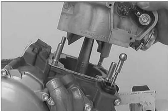 KTM 300 MXC (2002) - Mounting piston and cylinder - 1