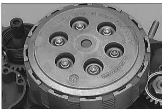 KTM 300 MXC (2002) - Mounting clutch discs and pressure cap - 1