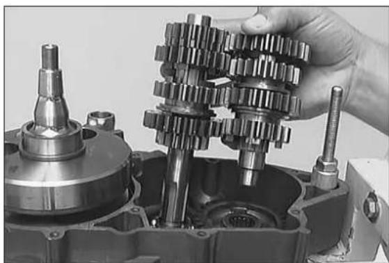 KTM 300 MXC (2002) - Dismounting of gearshift mechanism and transmission - 3