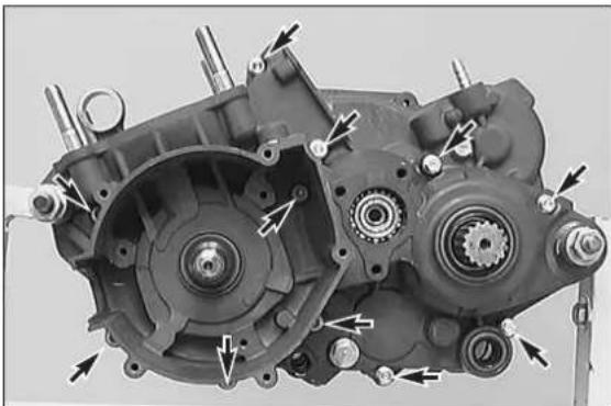 KTM 300 MXC (2002) - Dismounting of intake flange and reed valve housing - 1