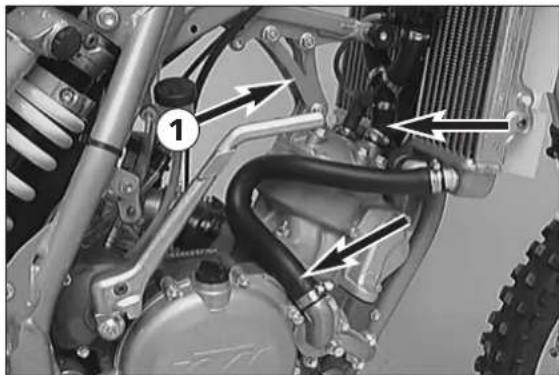 KTM 300 MXC (2002) - Dismounting the engine - 2