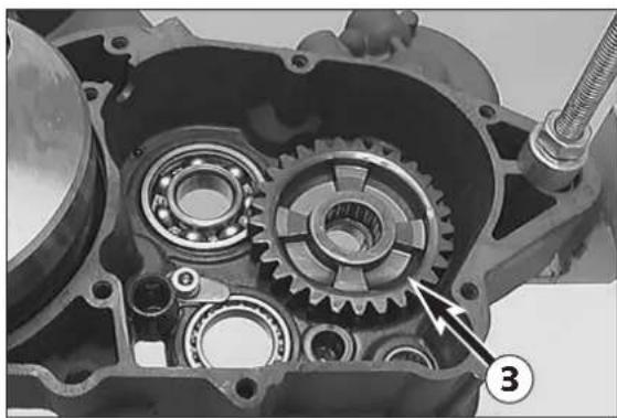 KTM 300 MXC (2002) - Dismounting of gearshift mechanism and transmission - 4