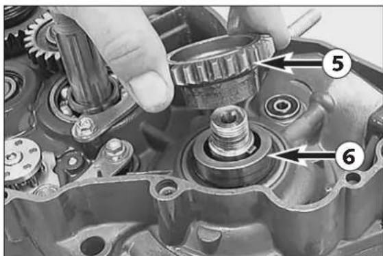 KTM 300 MXC (2002) - Dismounting of the primary drive - 2