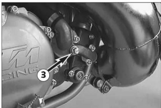 KTM 300 MXC (2002) - Dismounting the engine - 11