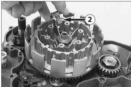KTM 300 MXC (2002) - Dismounting of pressure cap and clutch discs - 1