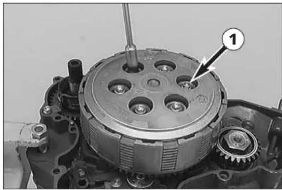 KTM 300 MXC (2002) - Dismounting of clutch cover - 1