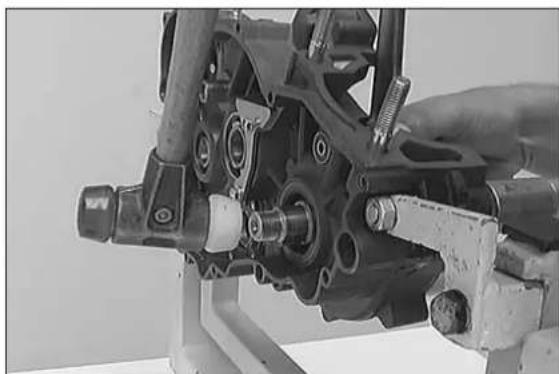 KTM 300 MXC (2002) - Dismounting of gearshift mechanism and transmission - 5