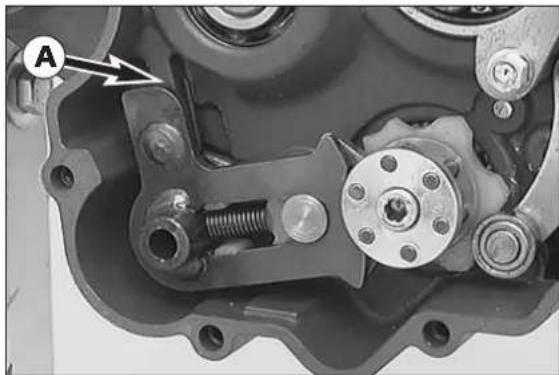 KTM 300 MXC (2002) - Assembling the engine housing - 4