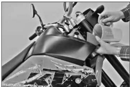 KTM 950 Super Enduro R (2009) - Bleeding the cooling system - 2