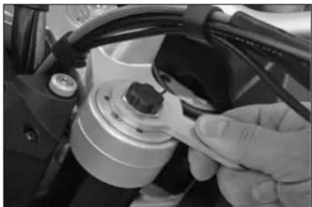 KTM 950 Super Enduro R (2009) - Adjusting the spring preload on the fork - 1