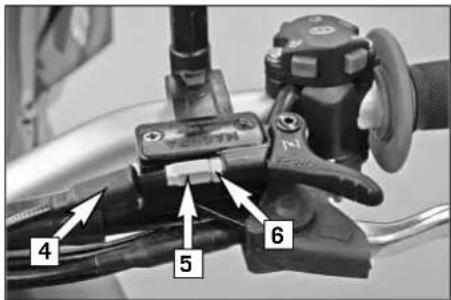KTM 950 Super Enduro R (2009) - Checking and adjusting the throttle cable play - 1