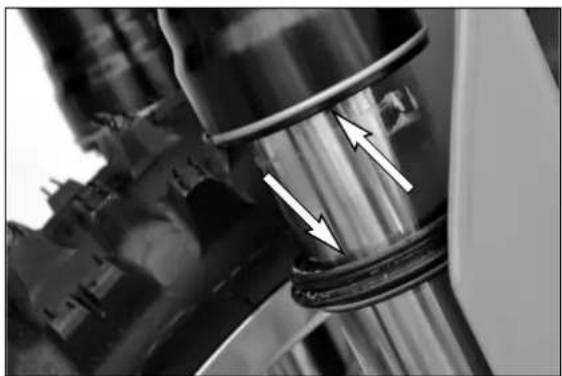 KTM 85 XC (2008) - Cleaning the dust sleeves of the telescopic fork - 1
