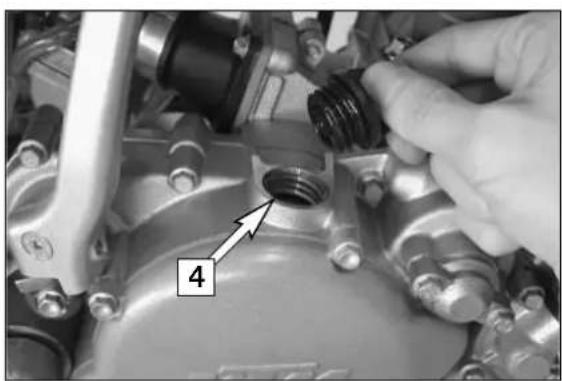 KTM 85 XC (2008) - Changing gear oil \* - 1