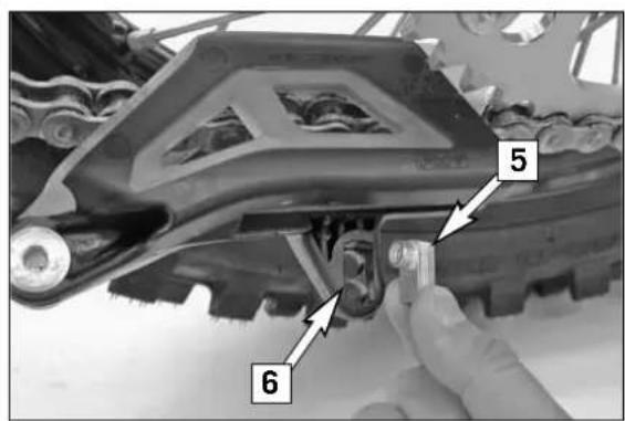 KTM 125 SXS (2007) - Adapting the chain guide to the number of rear sprocket teeth NOTE: - 1