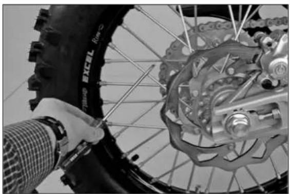 KTM 250 XC-F (2007) - Checking spoke tension - 1