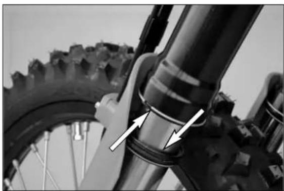 KTM 250 XC-F (2007) - Cleaning the dust sleeves of the telescopic fork - 1
