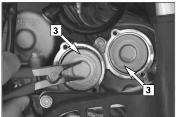 KTM 250 XC-F (2007) - Changing the oil filters - 2
