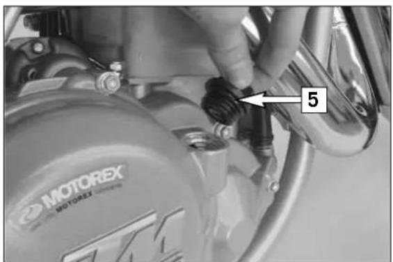 KTM 250 XC-F (2007) - Changing the oil filters - 5