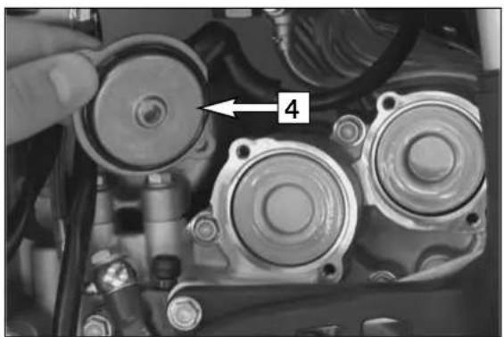 KTM 250 XC-F (2007) - Changing the oil filters - 4