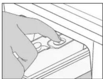SAMSUNG Q1657AT - Cleaning the detergent drawer and recess - 1