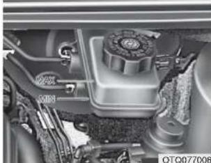 HYUNDAI H-1 Grand Starex (2008) - BREMSFLÜSSIGKEIT UND KUPPLUNGSFLÜSSIGKEIT (AUSSTATTUNGSABHÄNGIG) - 1