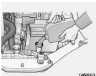 HYUNDAI Grandeur (2004) - HINWEIS: Kühlmittel kann den Lack des Fahrzeugs angreifen. Gelangt Kühlmittel auf die Fahrzeugfläche, muß es gründlich mit klarem Wasser abgewaschen werden. - 2