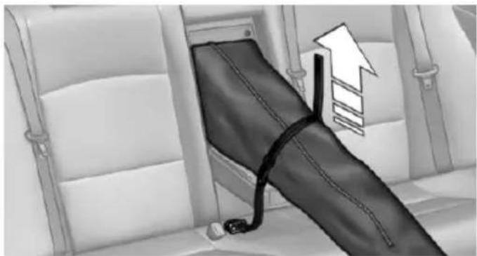 BMW 650i Gran Coupe (2015) - Preparing and loading the ski bag - 3