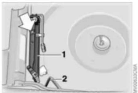 BMW 330Ci Coupe (2003) - Changing a wheel - 2