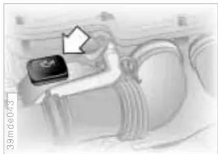 BMW M5 (2001) - Checking oil level - 2