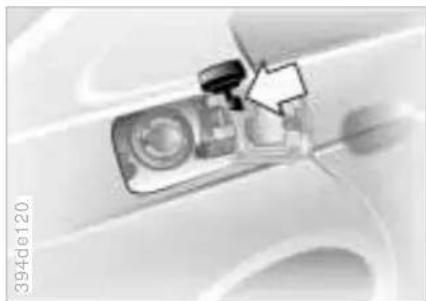 BMW M5 (2001) - Fuel filler door - 3
