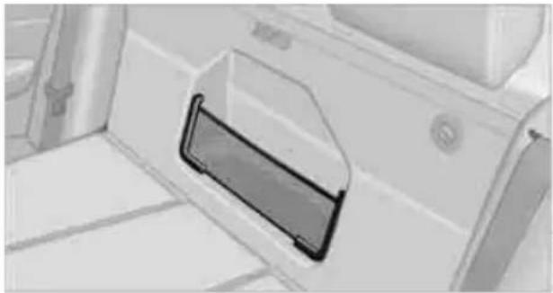 BMW M3 (2011) - Storage compartment behind the rear seat backrest - 1