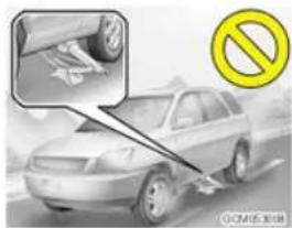 Street photo showing a car with a parking sign and a magnified inset of a tire, indicating no detected vehicle.