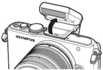 OLYMPUS PT-EP05L - Befestigen Sie den Blitz an der Kamera und klappen Sie die Blitzröhre nach oben - 1
