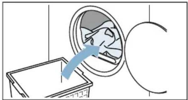 BOSCH WTW87561GB - Loading laundry and switching on the appliance - 3