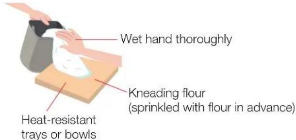 Wet hand thoroughly Kneading flour (sprinkled with flour in advance) Heat-resistant trays or bowls