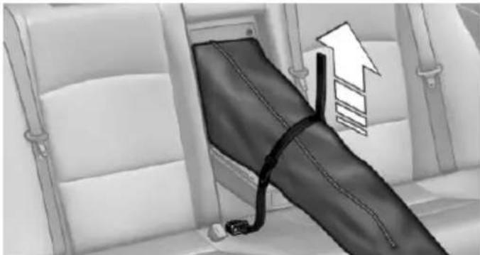 BMW 5 Series Sedan (2016) - Preparing and loading the ski bag - 3