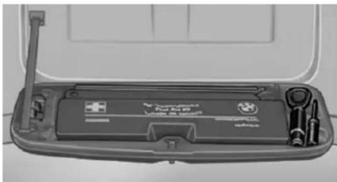 BMW 5 Series Sedan (2016) - Onboard vehicle tool kit - 1