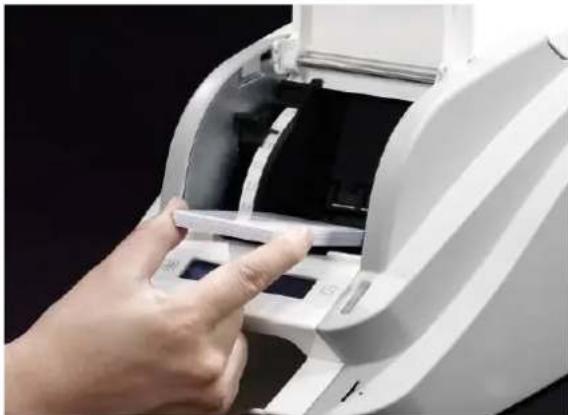 iDP SMART30-D - To separate cards from each other push a stack of cards back and forth to an angle about 45 degrees vertically. - 3