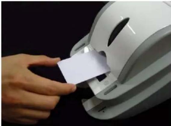 iDP SMART30-D - To separate cards from each other push a stack of cards back and forth to an angle about 45 degrees vertically. - 4
