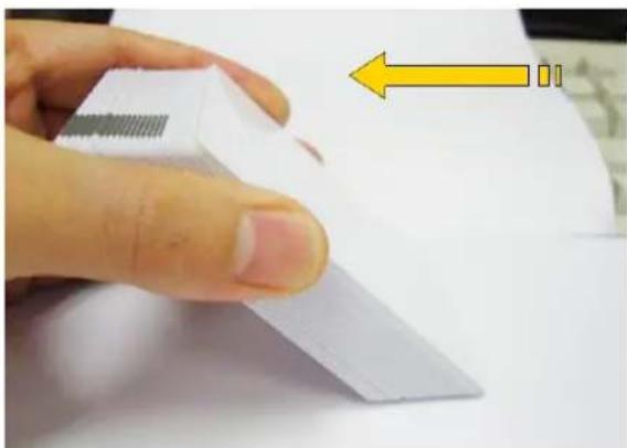 iDP SMART30-D - To separate cards from each other push a stack of cards back and forth to an angle about 45 degrees vertically. - 1