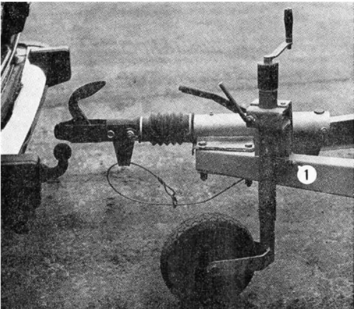 QEK Aero HP 650.83/1 - Kuppeln des Campingwohnanhängers mit dem Zugfahrzeug - 1
