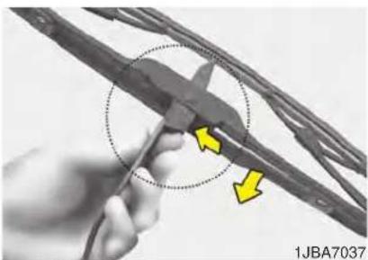 KIA Soul (2019) - CAUTION - Wiper arms - 1