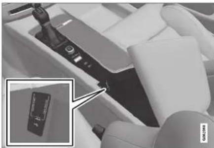 VOLVO XC90 T8 (2019) - Connecting a device via the USB port - 1