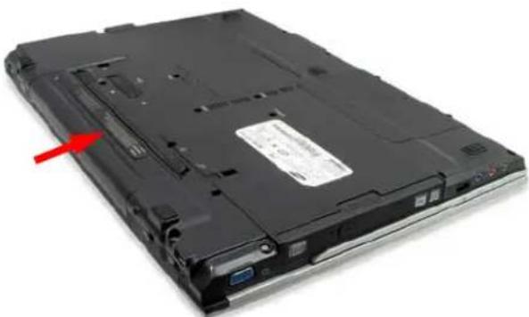 SAMSUNG NP-M50 - Ejecting and Attaching Battery - 2