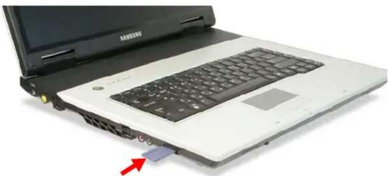 SAMSUNG NP-G10 - You should insert the memory card with the writing on the card facing downwards. - 1